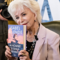 Isabel Allende e gli altri scrittori che rifiutano la traduzione in ebraico (ma in Iran va bene)