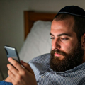 Il nuovo amico liberale degli haredim: come l’IA penetra nel cuore delle comunità chiuse